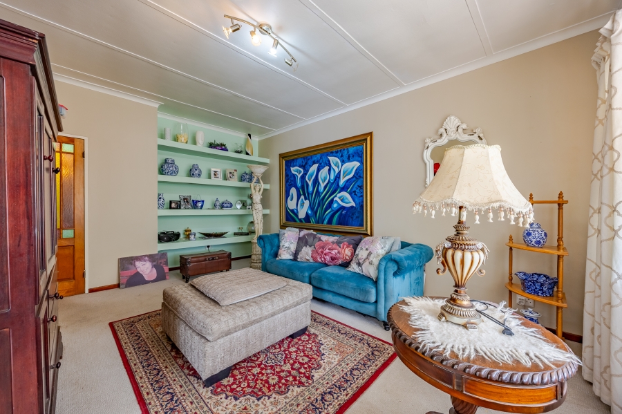 4 Bedroom Property for Sale in Oakdale Western Cape